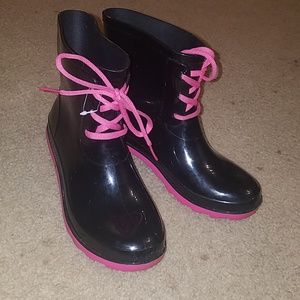 Rainboots w/ pink laces